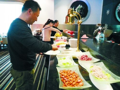 在一家飯店內，原本是輔助業務的小火鍋則成了現在飯店的重要業務。